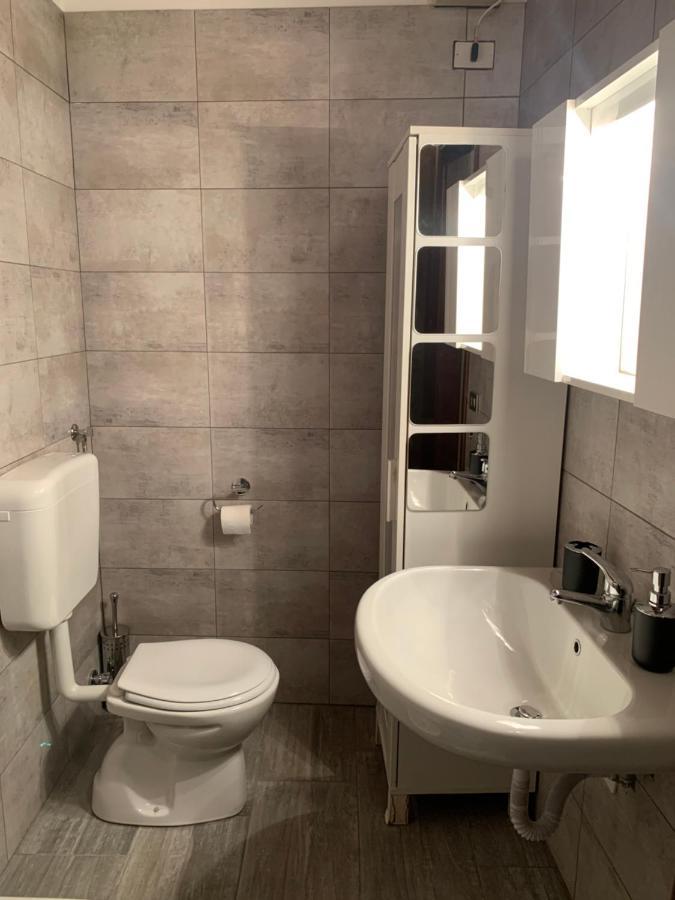 Studio Apartment Una Finestra Su كومو المظهر الخارجي الصورة