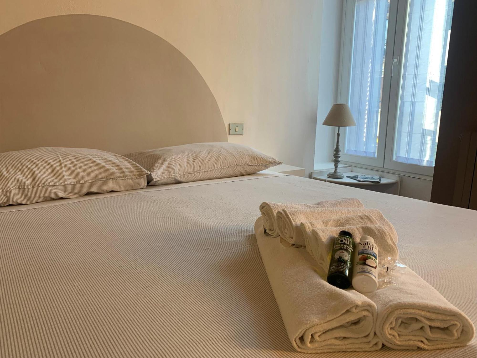 Studio Apartment Una Finestra Su كومو المظهر الخارجي الصورة
